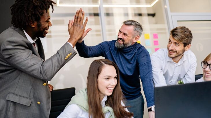 Een team dat samenwerkt aan een digitale platformoplossing voor medewerkersbetrokkenheid.