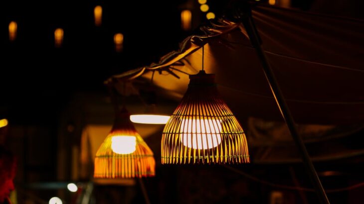 Een rustieke lamp die een warme en uitnodigende sfeer in een interieur creëert, perfect voor gezellige ruimtes.