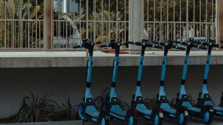 Een elektrische wagenpark dat gebruikmaakt van innovatieve fleet charging oplossingen van Frax voor duurzame mobiliteit.